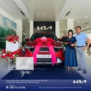 Kia Thái Bình - Hỗ trợ khách kiểm tra xe trước khi nhận.